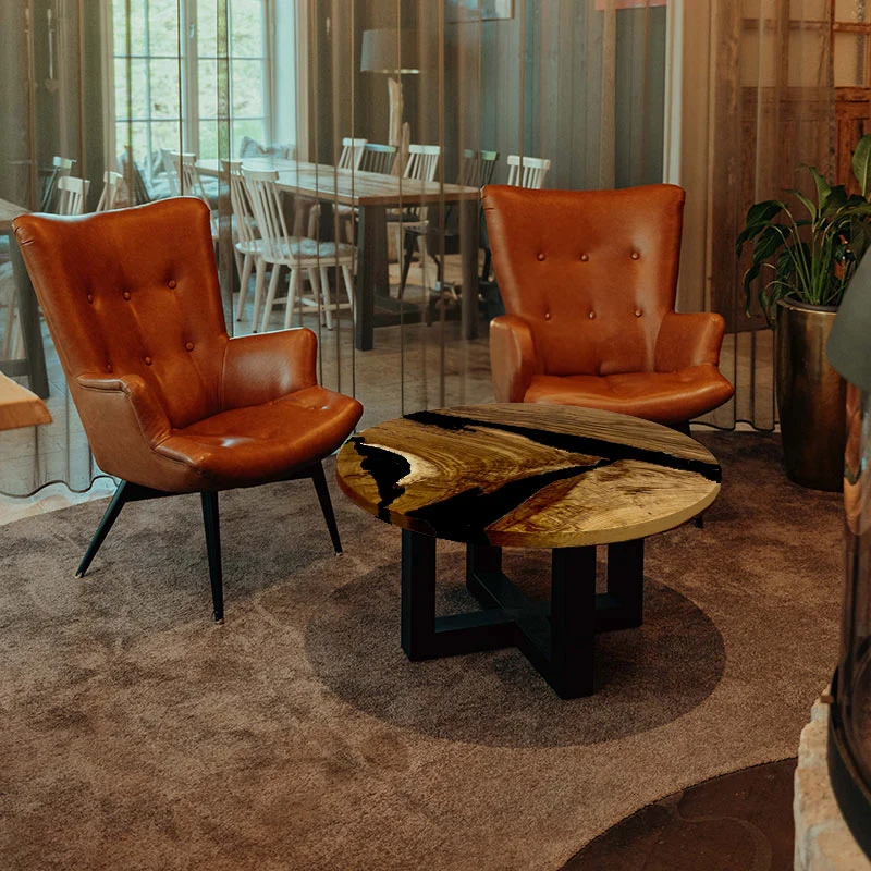 Couchtisch rund aus Nussbaum mit Epoxidharz schwarz | Modell Hegauvulkan