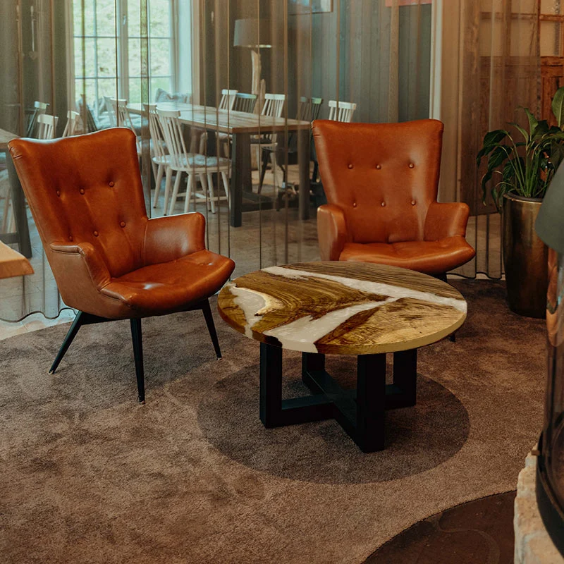 Couchtisch rund aus Nussbaum mit Epoxidharz elfenbein | Modell Hegauvulkan