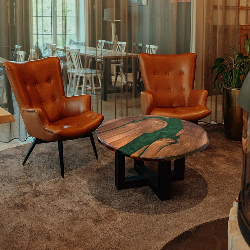 Couchtisch rund mit Naturkanten aus Nussbaum & Epoxidharz grün | Modell Titisee
