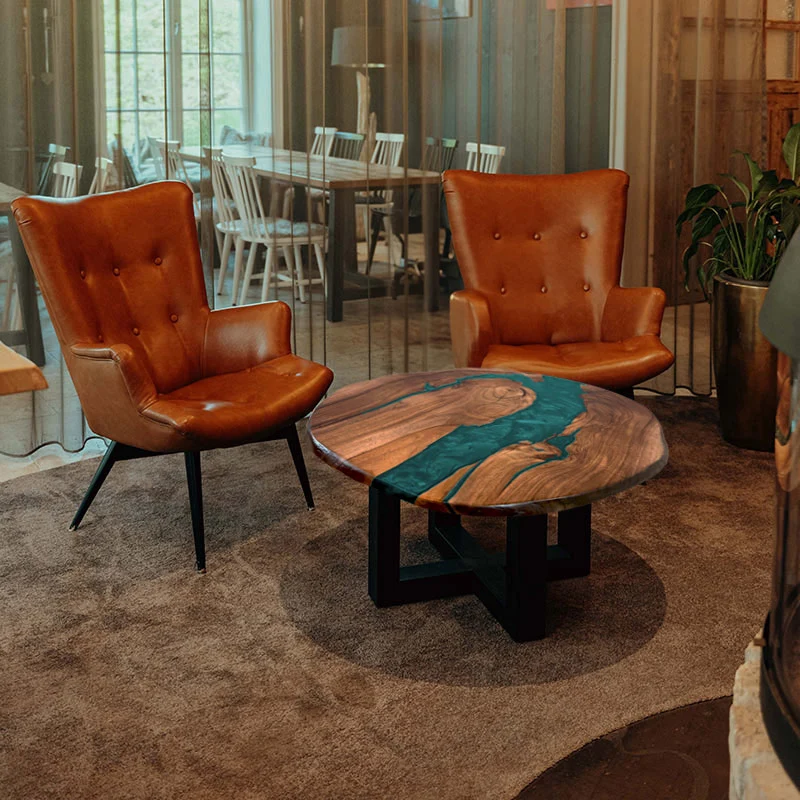 Couchtisch rund mit Naturkanten aus Nussbaum & Epoxidharz türkis | Modell Titisee