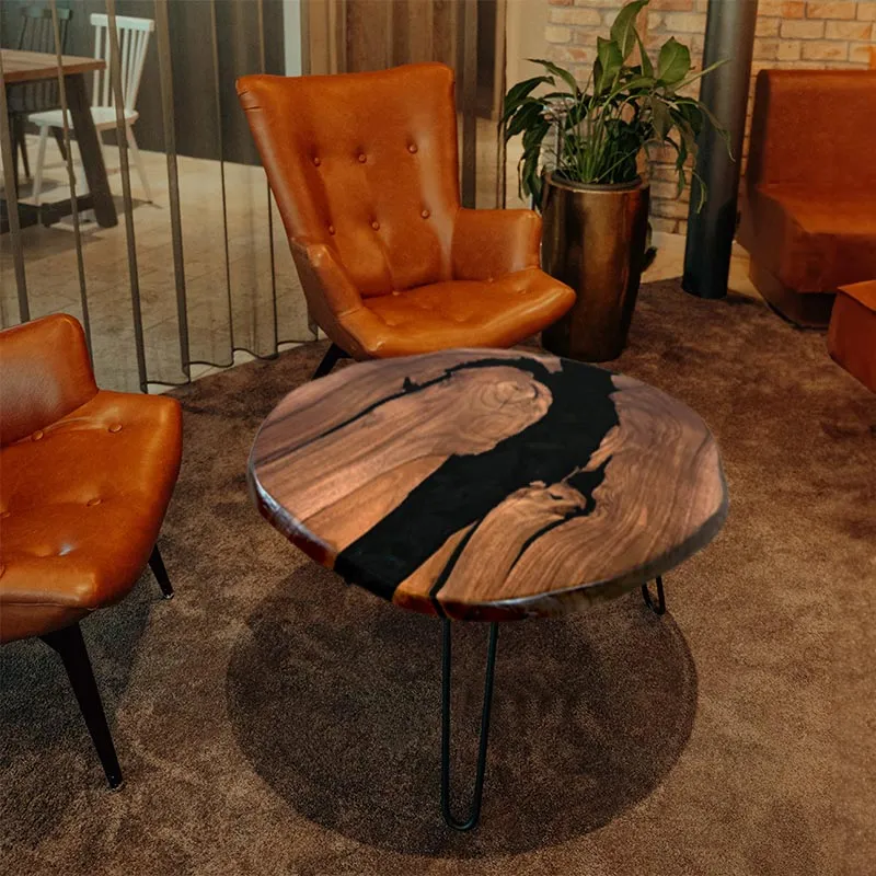 Couchtisch rund mit Naturkanten aus Nussbaum & Epoxidharz schwarz | Modell Titisee