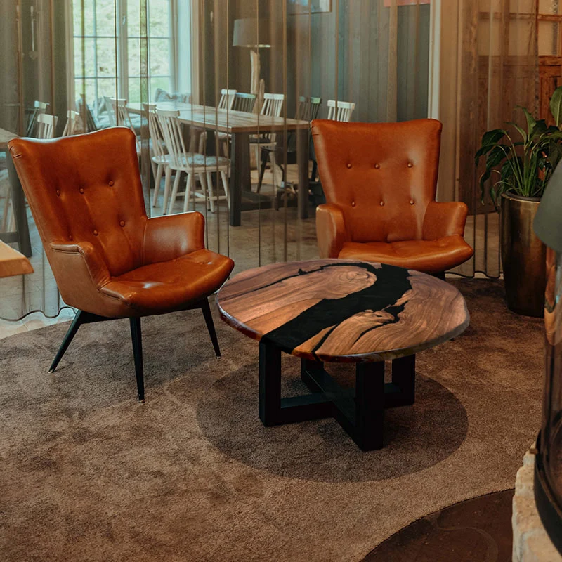 Couchtisch rund mit Naturkanten aus Nussbaum & Epoxidharz schwarz | Modell Titisee