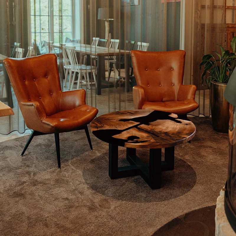 Couchtisch rund aus Nussbaum I Epoxidharz schwarz | Modell Schluchsee