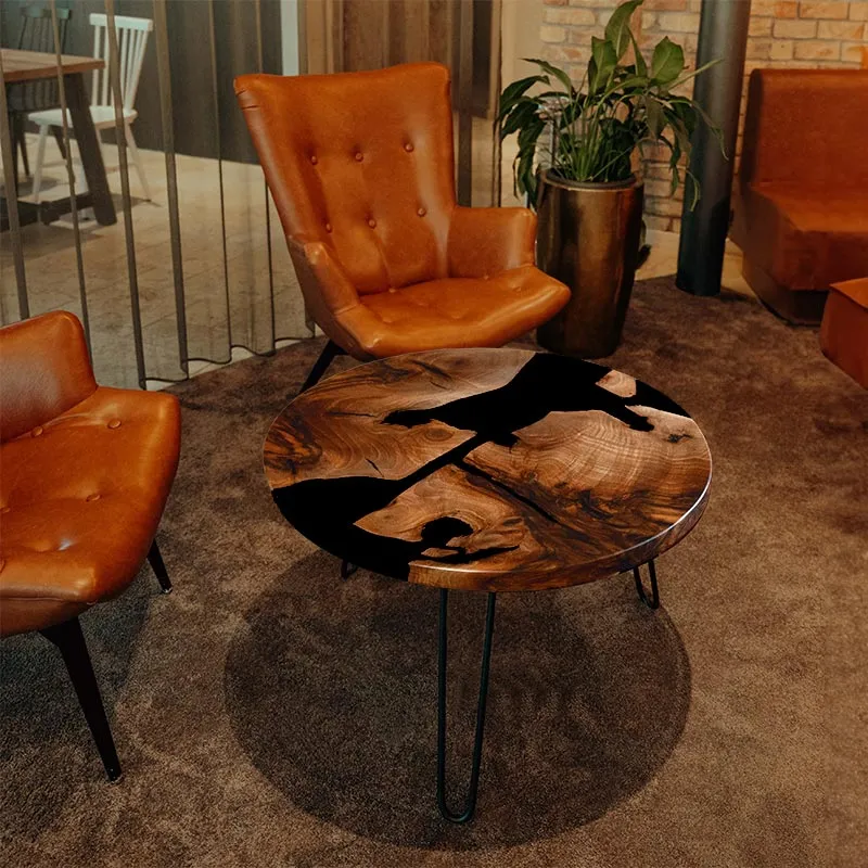 Couchtisch rund aus Nussbaum I Epoxidharz schwarz | Modell Schluchsee
