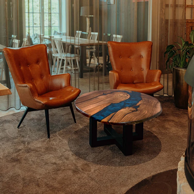 Couchtisch rund mit Naturkanten aus Nussbaum & Epoxidharz blau | Modell Titisee
