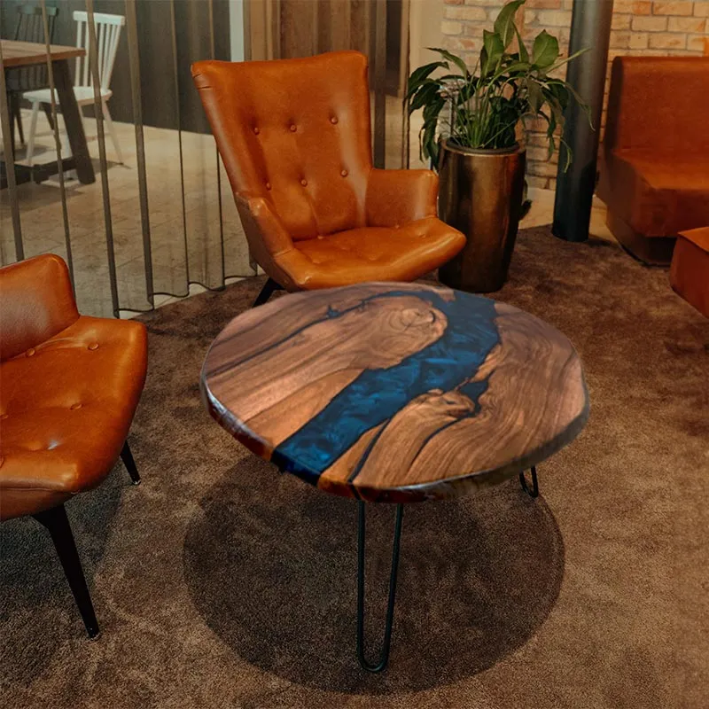 Couchtisch rund mit Naturkanten aus Nussbaum & Epoxidharz blau | Modell Titisee