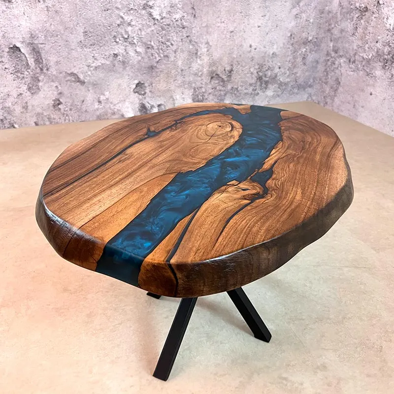 Couchtisch rund mit Naturkanten aus Nussbaum & Epoxidharz blau | Modell Titisee