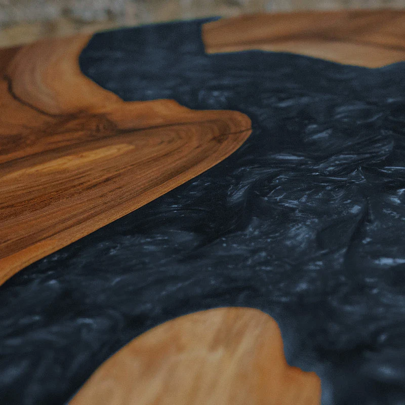 Epoxidharz Couchtisch aus Nussbaum rund in blau I Modell Feldsee
