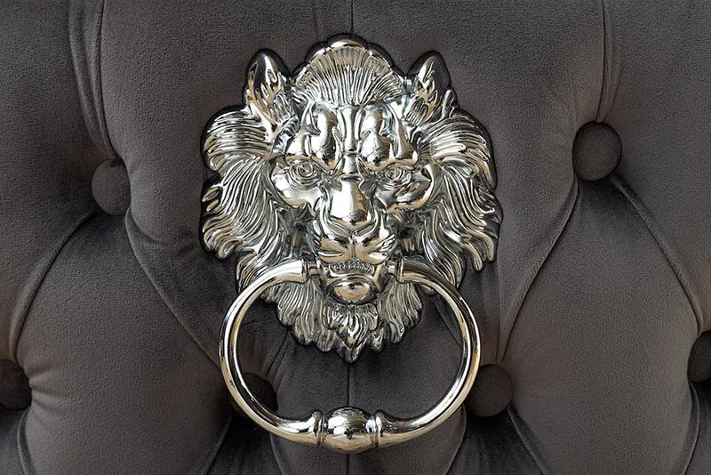 Edler Stuhl LEON Samt grau Löwenkopf Nieten Chesterfield