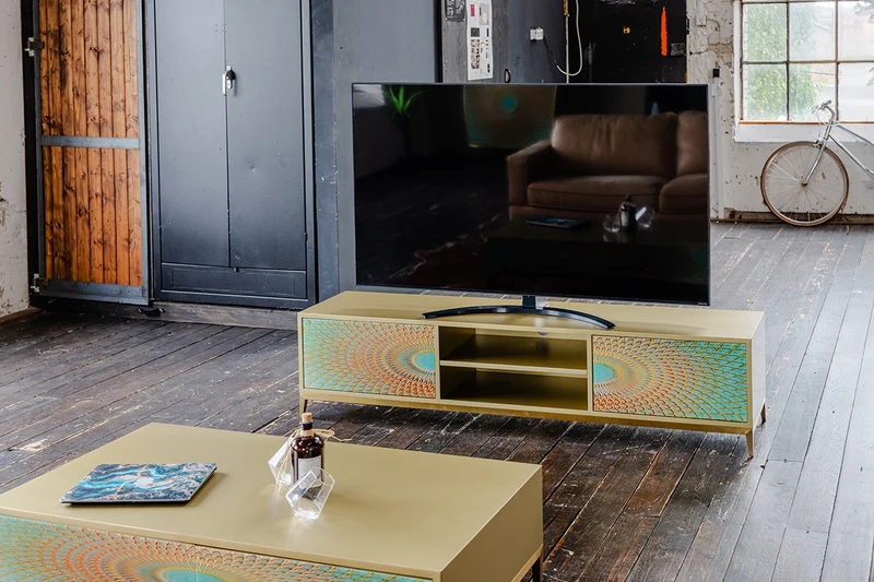 KAWOLA Lowboard LAGO TV-Board 2 Türen 2 Fächer Glas grün Fuß Edelstahl goldfarben