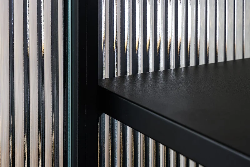 Modernes Vitrinen-Sideboard TRIADO 105cm schwarz Metall Riffelglas