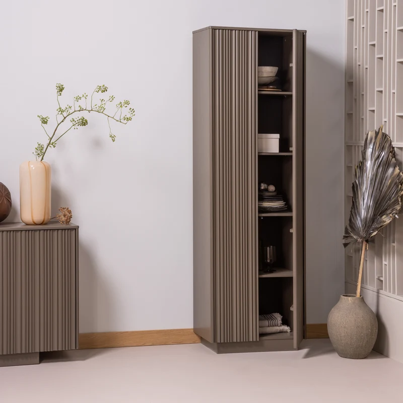 Nova hoher Schrank aus Kiefernholz, trüffelbraun