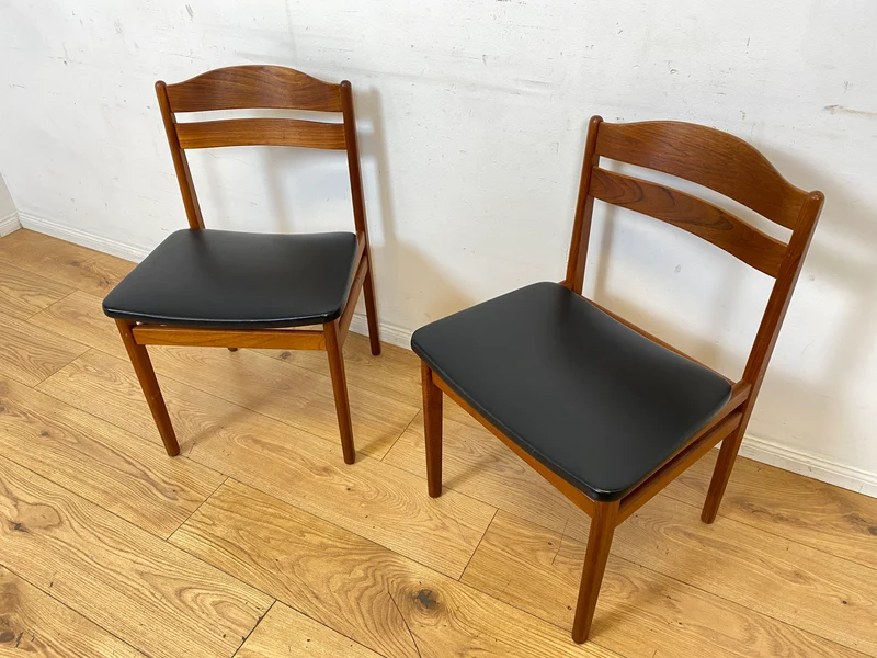 Ein Danish Design Original I 1/2 Stilvoller skandinavischer Mid-Century Stuhl aus Teakholz mit schwarzem Kunstleder Bezug