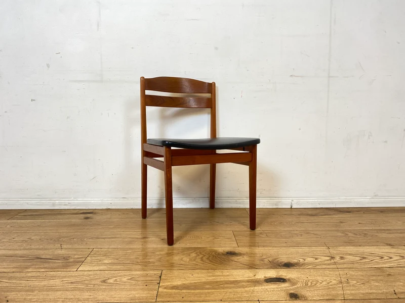 Ein Danish Design Original I 1/2 Stilvoller skandinavischer Mid-Century Stuhl aus Teakholz mit schwarzem Kunstleder Bezug