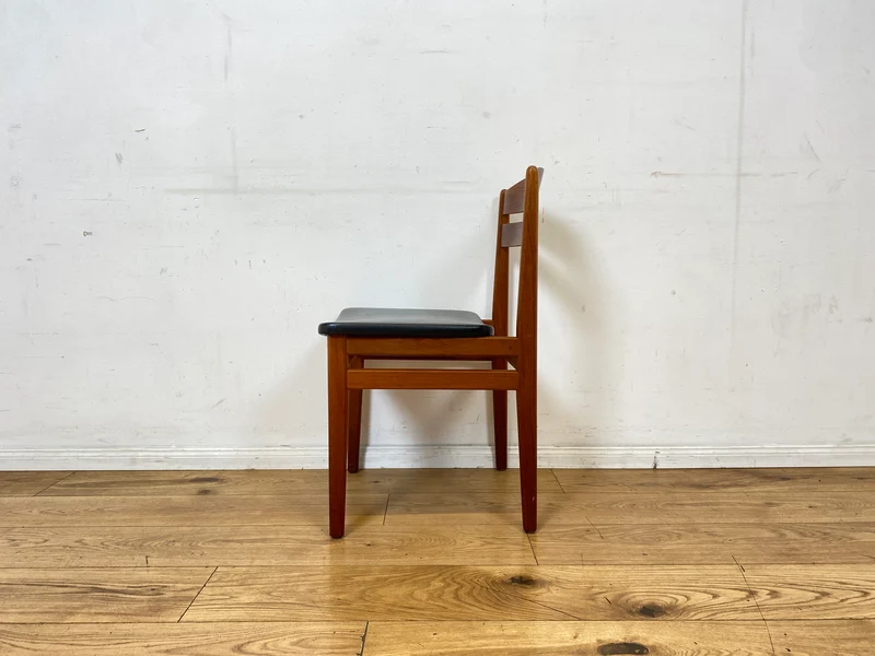 Ein Danish Design Original I 1/2 Stilvoller skandinavischer Mid-Century Stuhl aus Teakholz mit schwarzem Kunstleder Bezug
