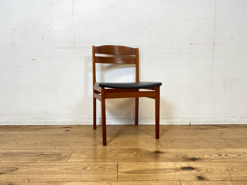 Ein Danish Design Original I 1/2 Stilvoller skandinavischer Mid-Century Stuhl aus Teakholz mit schwarzem Kunstleder Bezug