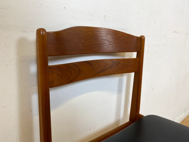 Ein Danish Design Original I 1/2 Stilvoller skandinavischer Mid-Century Stuhl aus Teakholz mit schwarzem Kunstleder Bezug