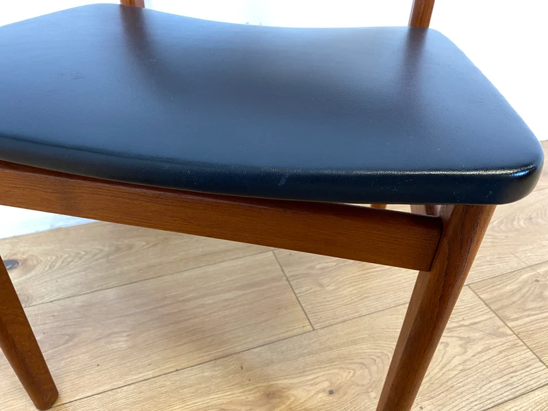 Ein Danish Design Original I 1/2 Stilvoller skandinavischer Mid-Century Stuhl aus Teakholz mit schwarzem Kunstleder Bezug