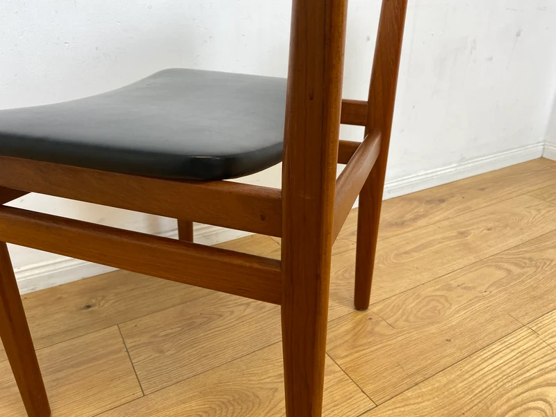 Ein Danish Design Original I 1/2 Stilvoller skandinavischer Mid-Century Stuhl aus Teakholz mit schwarzem Kunstleder Bezug