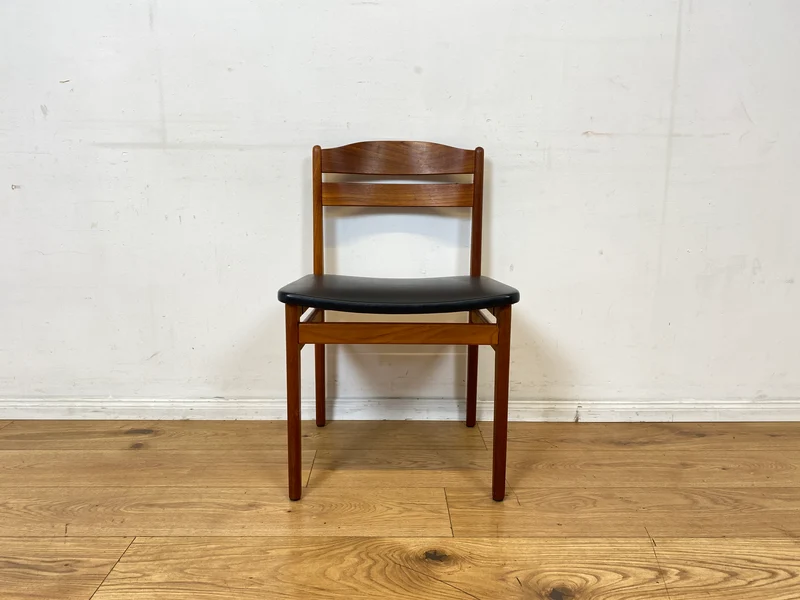 Ein Danish Design Original I 1/2 Stilvoller skandinavischer Mid-Century Stuhl aus Teakholz mit schwarzem Kunstleder Bezug