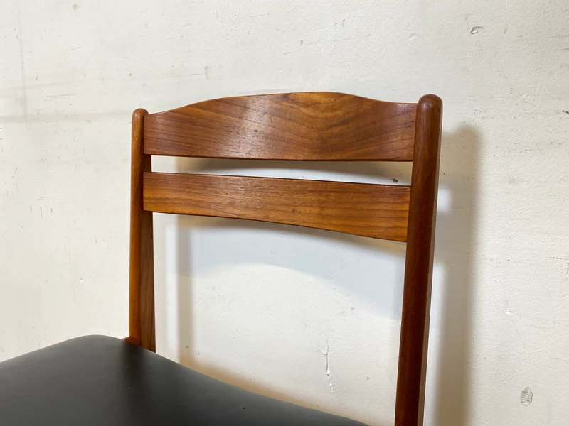 Ein Danish Design Original I 1/2 Stilvoller skandinavischer Mid-Century Stuhl aus Teakholz mit schwarzem Kunstleder Bezug
