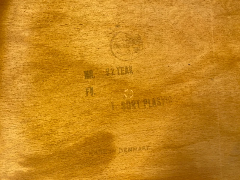 Ein Danish Design Original I 1/2 Stilvoller skandinavischer Mid-Century Stuhl aus Teakholz mit schwarzem Kunstleder Bezug