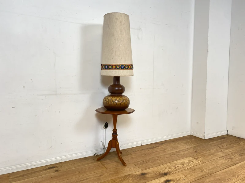 Kultige große Mid-Century Bodenlampe / Tischlampe mit kunstvollem Keramik Lampenfuß & textilem Lampenschirm mit floral bestickter Borte