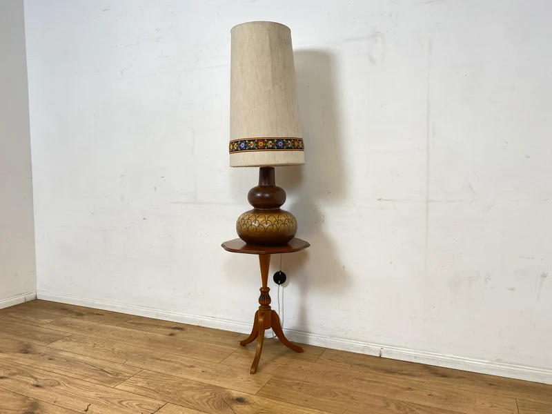 Kultige große Mid-Century Bodenlampe / Tischlampe mit kunstvollem Keramik Lampenfuß & textilem Lampenschirm mit floral bestickter Borte
