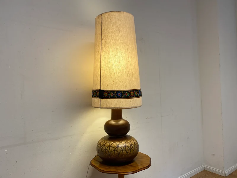 Kultige große Mid-Century Bodenlampe / Tischlampe mit kunstvollem Keramik Lampenfuß & textilem Lampenschirm mit floral bestickter Borte