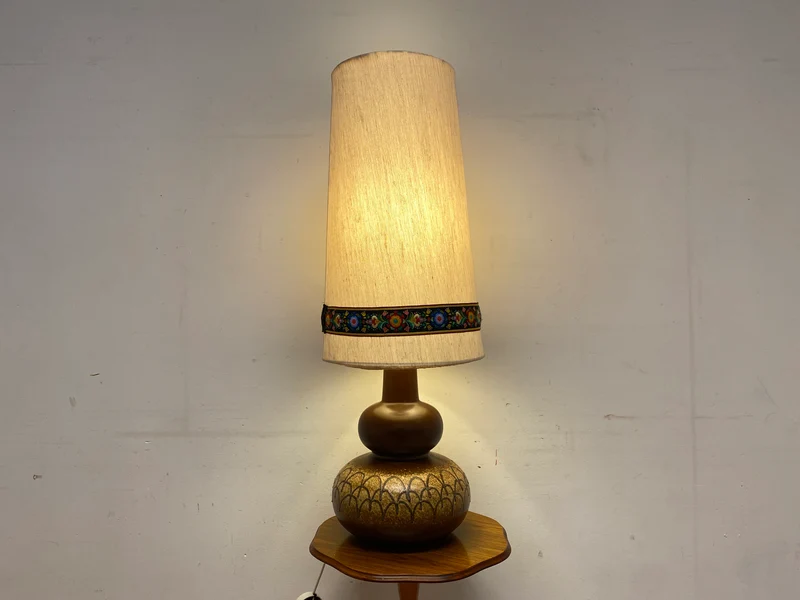 Kultige große Mid-Century Bodenlampe / Tischlampe mit kunstvollem Keramik Lampenfuß & textilem Lampenschirm mit floral bestickter Borte