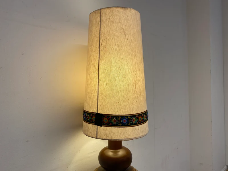 Kultige große Mid-Century Bodenlampe / Tischlampe mit kunstvollem Keramik Lampenfuß & textilem Lampenschirm mit floral bestickter Borte