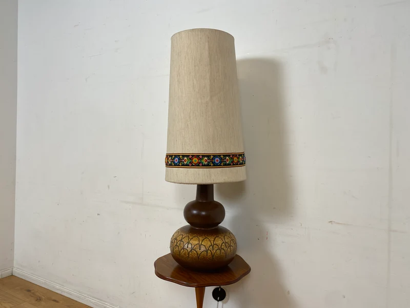 Kultige große Mid-Century Bodenlampe / Tischlampe mit kunstvollem Keramik Lampenfuß & textilem Lampenschirm mit floral bestickter Borte