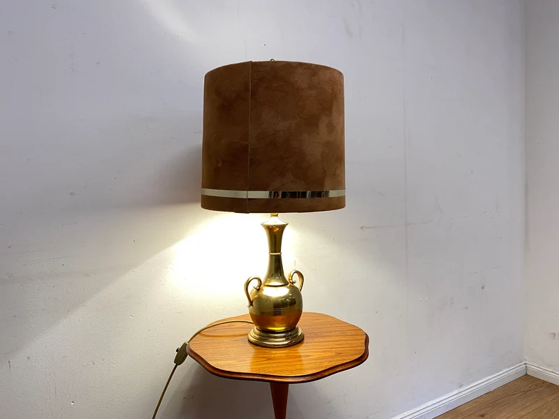 Sehr hübsche Vintage Tischlampe mit goldenem Amphoren Lampenfuß aus Messing und braunem Velours Lampenschirm