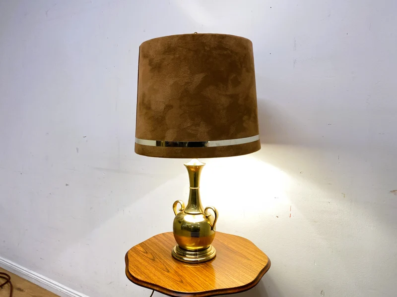Sehr hübsche Vintage Tischlampe mit goldenem Amphoren Lampenfuß aus Messing und braunem Velours Lampenschirm
