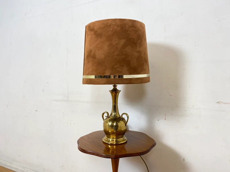 Sehr hübsche Vintage Tischlampe mit goldenem Amphoren Lampenfuß aus Messing und braunem Velours Lampenschirm