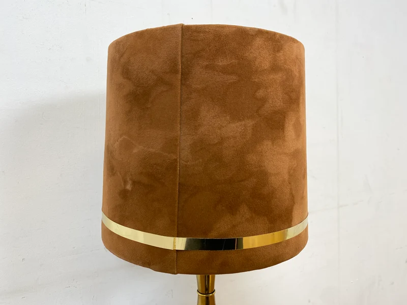 Sehr hübsche Vintage Tischlampe mit goldenem Amphoren Lampenfuß aus Messing und braunem Velours Lampenschirm