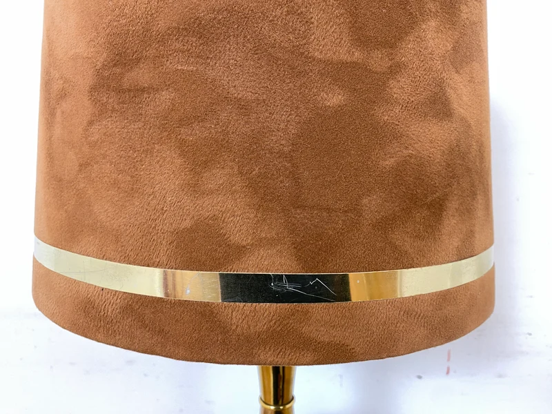 Sehr hübsche Vintage Tischlampe mit goldenem Amphoren Lampenfuß aus Messing und braunem Velours Lampenschirm