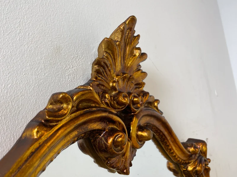 Wunderschöner großer Vintage Wandspiegel im antiken Stil mit goldenem Akanthusblatt Rahmen aus Stuck