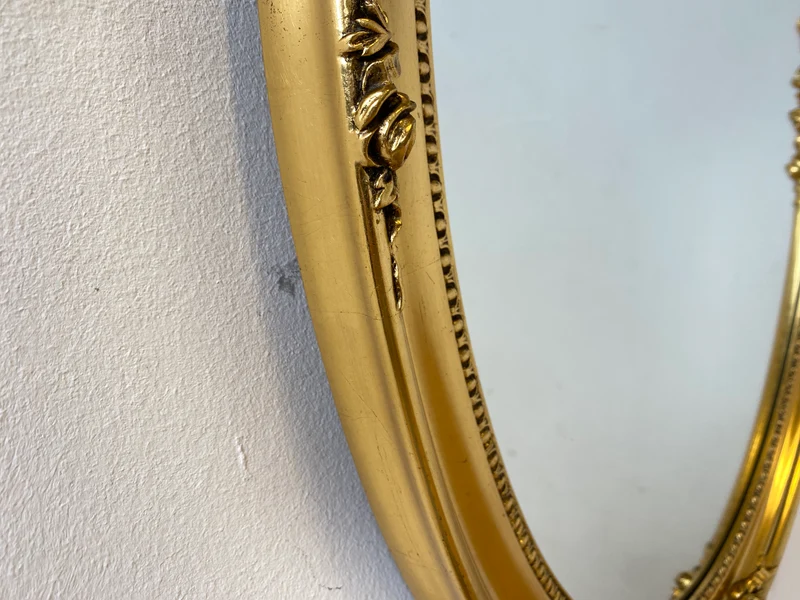 Eleganter großer ovaler Vintage Wandspiegel im antiken Stil mit goldenem Holz Rahmen mit Stuck Dekoration