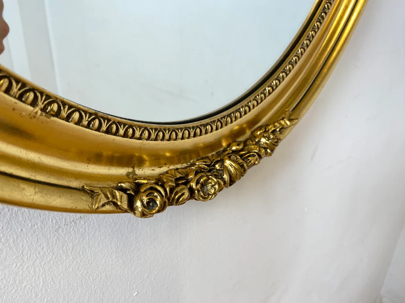 Eleganter großer ovaler Vintage Wandspiegel im antiken Stil mit goldenem Holz Rahmen mit Stuck Dekoration