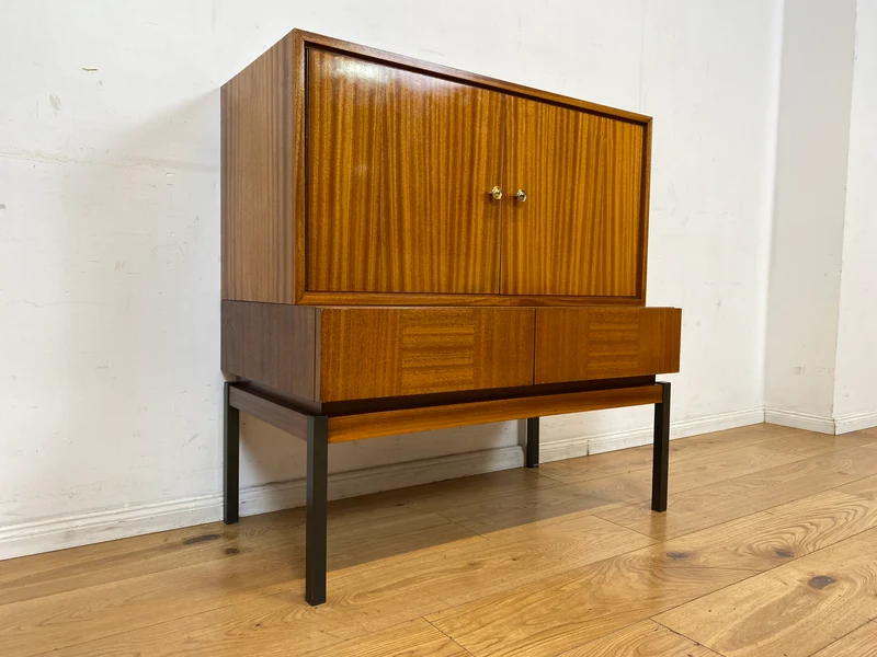 Hübsches und gut erhaltenes Mid-Century Highboard auf schwarzen Metallfüßen mit Schubladen I Schrank Kommode Sideboard Wäscheschrank Bücherschrank60er 70er VEB Vintage I