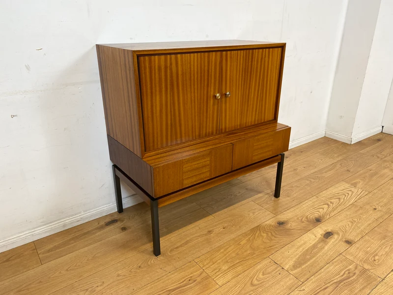 Hübsches und gut erhaltenes Mid-Century Highboard auf schwarzen Metallfüßen mit Schubladen I Schrank Kommode Sideboard Wäscheschrank Bücherschrank60er 70er VEB Vintage I