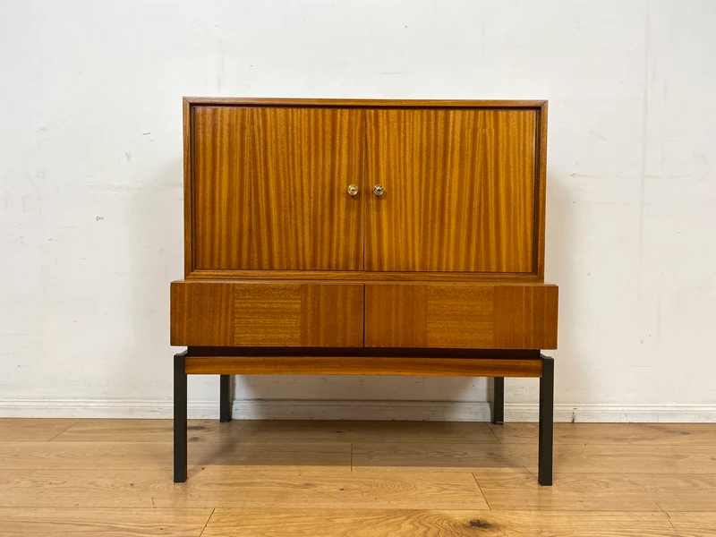 Hübsches und gut erhaltenes Mid-Century Highboard auf schwarzen Metallfüßen mit Schubladen I Schrank Kommode Sideboard Wäscheschrank Bücherschrank60er 70er VEB Vintage I