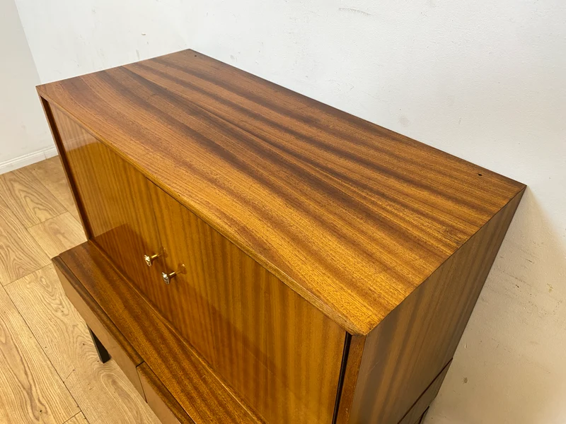 Hübsches und gut erhaltenes Mid-Century Highboard auf schwarzen Metallfüßen mit Schubladen I Schrank Kommode Sideboard Wäscheschrank Bücherschrank60er 70er VEB Vintage I
