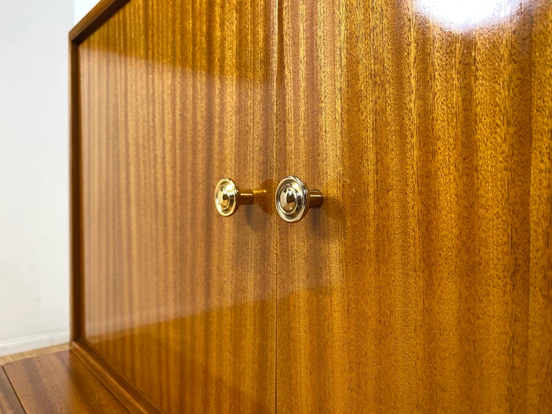 Hübsches und gut erhaltenes Mid-Century Highboard auf schwarzen Metallfüßen mit Schubladen I Schrank Kommode Sideboard Wäscheschrank Bücherschrank60er 70er VEB Vintage I