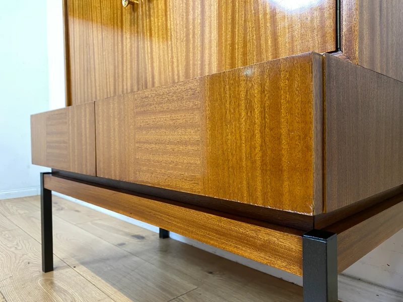 Hübsches und gut erhaltenes Mid-Century Highboard auf schwarzen Metallfüßen mit Schubladen I Schrank Kommode Sideboard Wäscheschrank Bücherschrank60er 70er VEB Vintage I