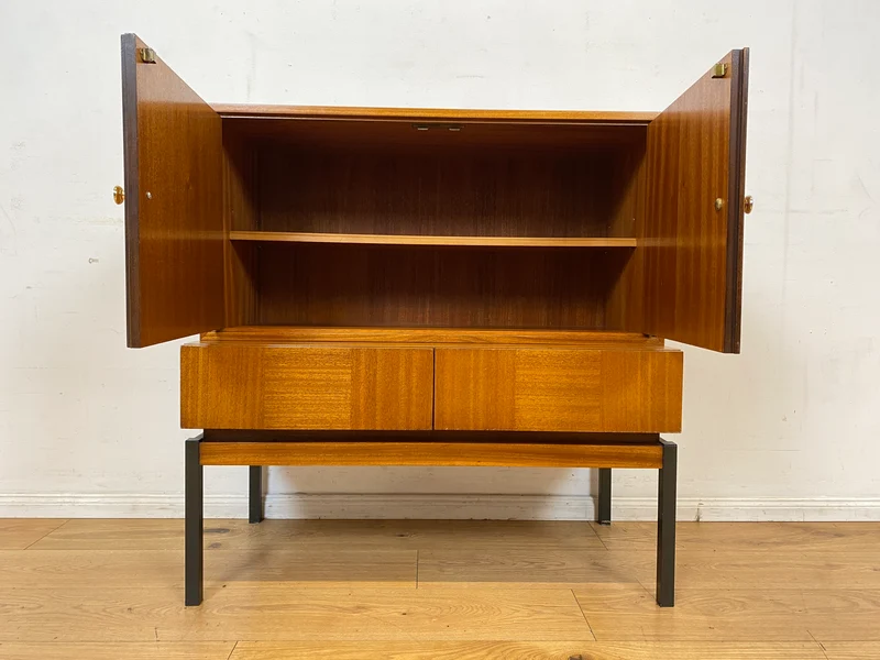 Hübsches und gut erhaltenes Mid-Century Highboard auf schwarzen Metallfüßen mit Schubladen I Schrank Kommode Sideboard Wäscheschrank Bücherschrank60er 70er VEB Vintage I