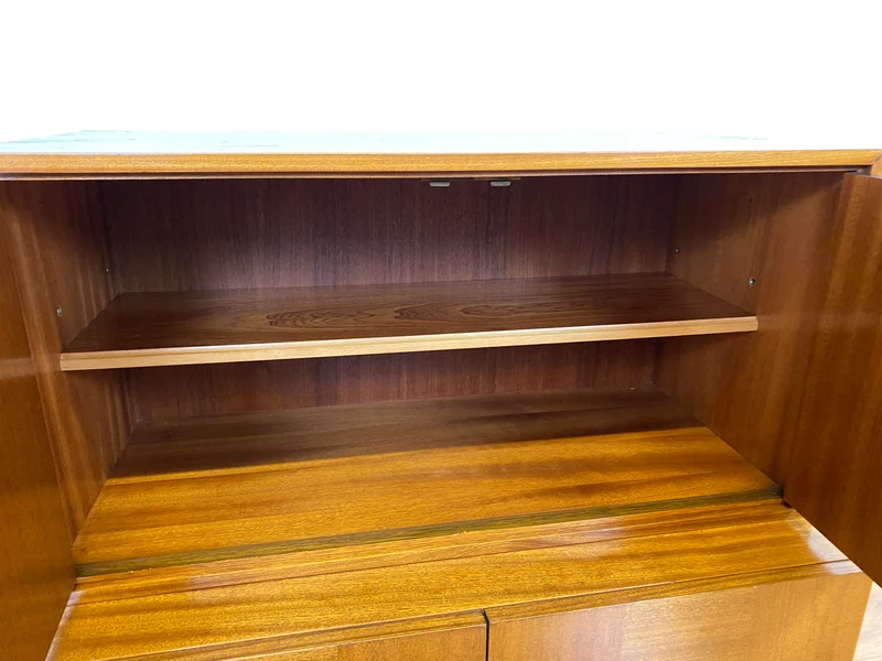 Hübsches und gut erhaltenes Mid-Century Highboard auf schwarzen Metallfüßen mit Schubladen I Schrank Kommode Sideboard Wäscheschrank Bücherschrank60er 70er VEB Vintage I