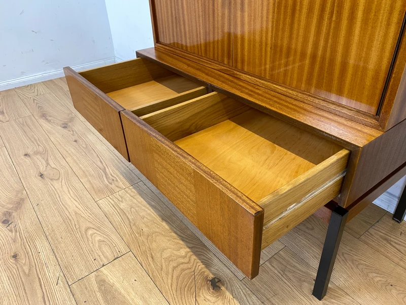 Hübsches und gut erhaltenes Mid-Century Highboard auf schwarzen Metallfüßen mit Schubladen I Schrank Kommode Sideboard Wäscheschrank Bücherschrank60er 70er VEB Vintage I