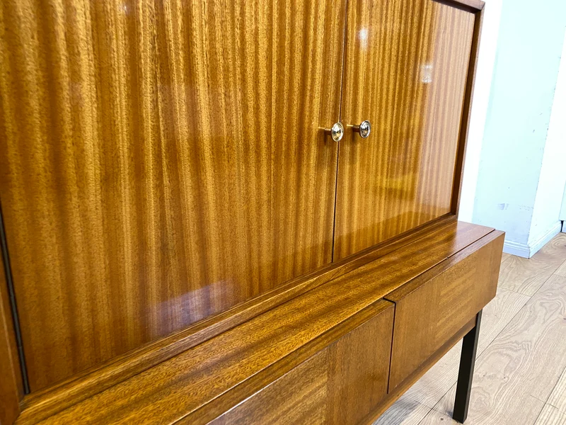 Hübsches und gut erhaltenes Mid-Century Highboard auf schwarzen Metallfüßen mit Schubladen I Schrank Kommode Sideboard Wäscheschrank Bücherschrank60er 70er VEB Vintage I